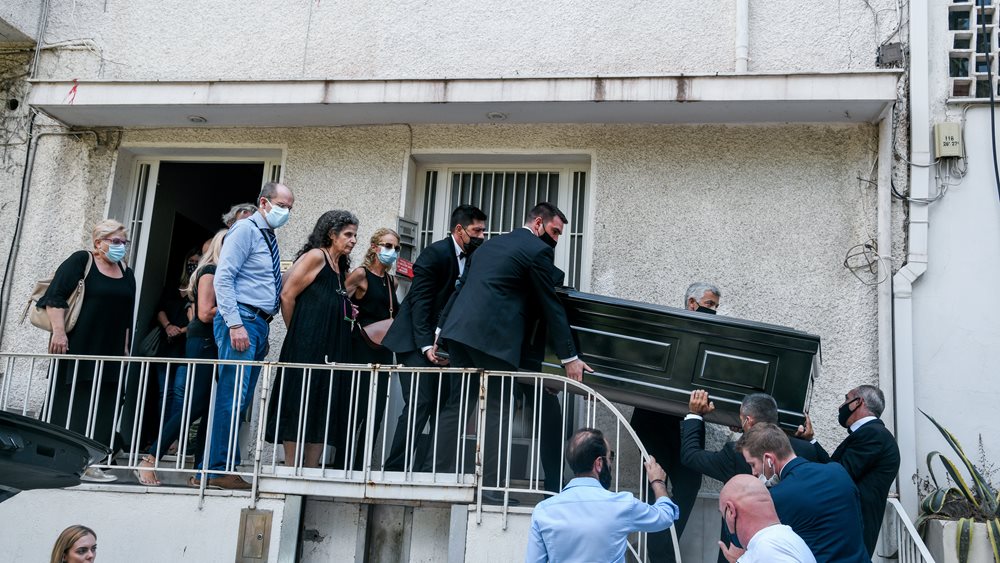 &quot;Αθάνατος&quot; φώναζε ο κόσμος αποχαιρετώντας τον Μίκη Θεοδωράκη έξω από το σπίτι του