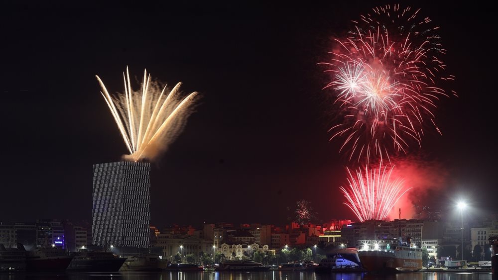 Σε εορταστική ατμόσφαιρα ο δήμαρχος Πειραιά Γιάννης Μώραλης έκοψε την παραδοσιακή Βασιλόπιτα