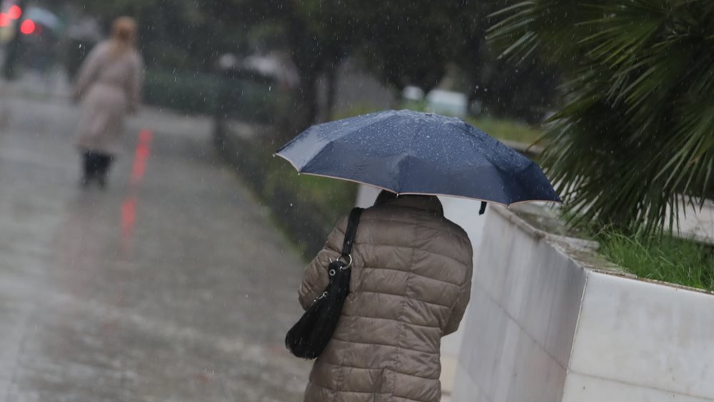 Καιρός: Τσουχτερό κρύο, παγετός και βροχές αλλά ανεβαίνει σταδιακά η θερμοκρασία