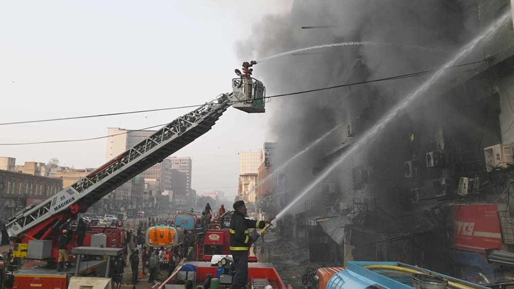 Πυρκαγιά σε εμπορικό κέντρο στο Πακιστάν: 11 νεκροί - Περισσότεροι από 60 αγνοούμενοι