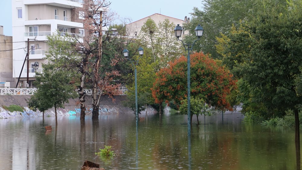 Λάρισα: Έκτακτη ανακοίνωση του δήμου λόγω σοβαρού κίνδυνου να πλημμυρίσει ο Πηνειός μέσα στην πόλη