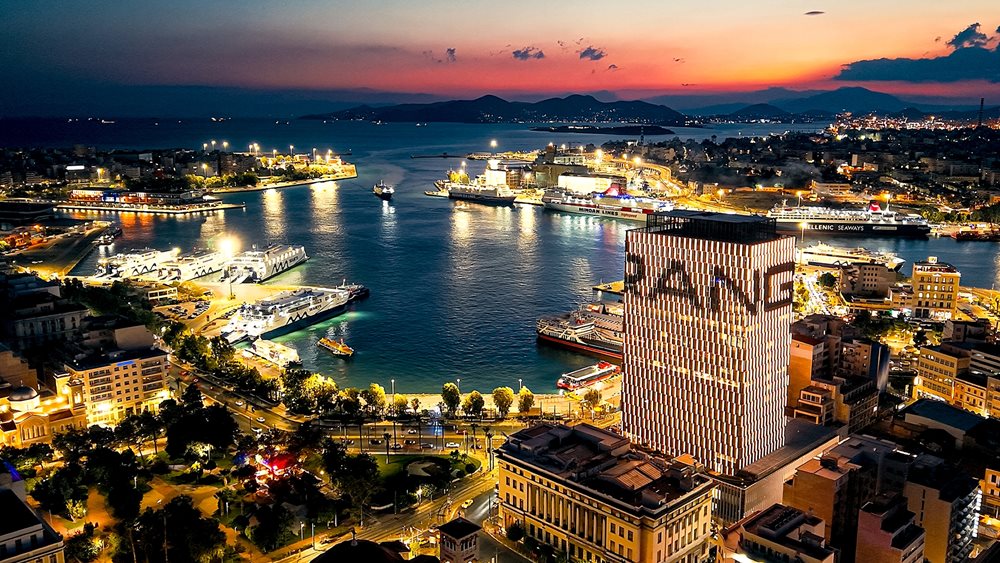 H Range Rover στον Πύργο Πειραιά: Ένα από τα κορυφαία luxury brands παγκοσμίως στον απόλυτο αστικό ψηφιακό καμβά