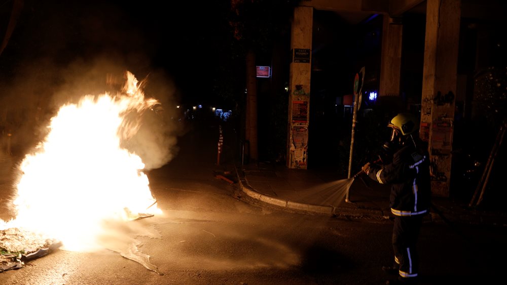 Επεισόδια τα ξημερώματα στα Εξάρχεια - Τραυματίστηκαν 3 αστυνομικοί, έγιναν 7 συλλήψεις
