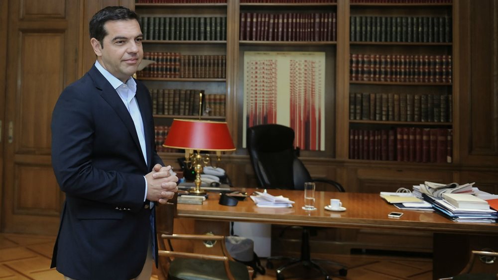 Ξένα ΜΜΕ: Ο Τσίπρας ανακατεύει την τράπουλα για να καλοπιάσει τους δανειστές