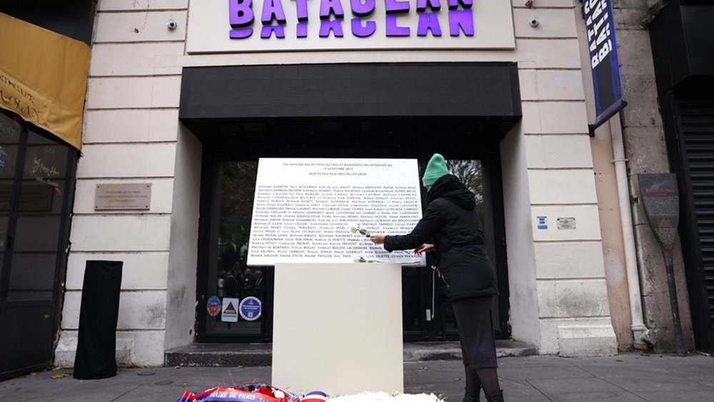 Δέκα χρόνια από τις τρομοκρατικές επιθέσεις στο Παρίσι - Η Γαλλία θρηνεί τους νεκρούς της