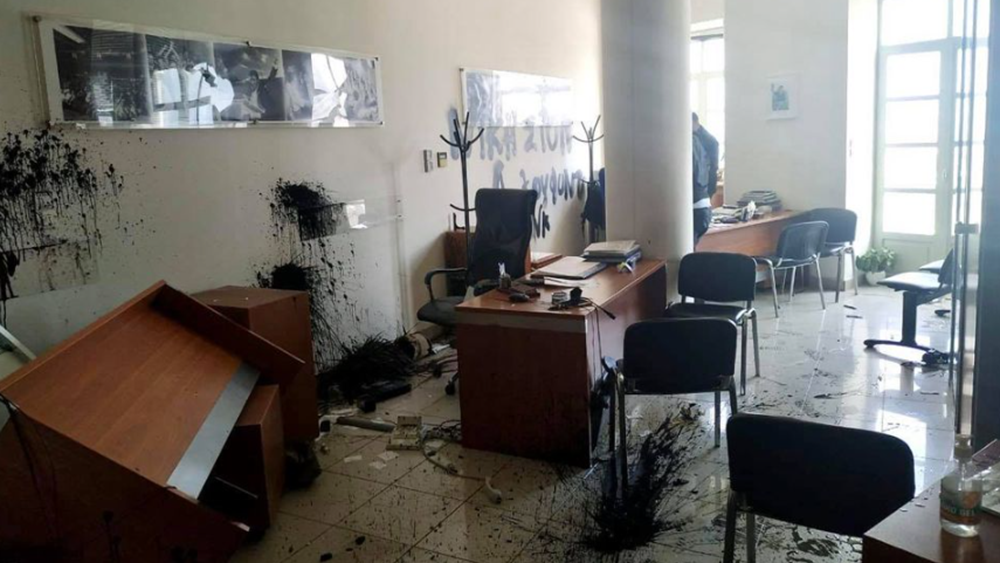 Επίθεση στο γραφείο του Λ. Αυγενάκη
