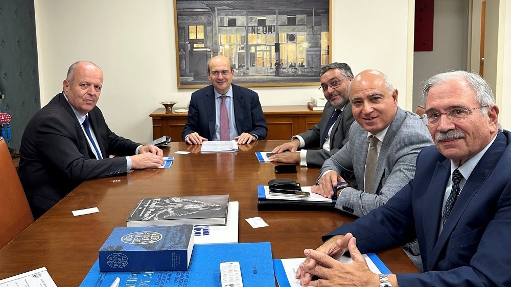 Συνάντηση της νέας διοίκησης του Πανελλήνιου Συνδέσμου Εξαγωγέων με τον Κ. Χατζηδάκη