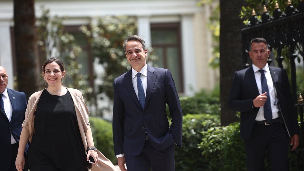 Bloomberg: Ο Κ. Μητσοτάκης ξέφυγε από την παγίδα που προσπάθησε να του βάλει η Αριστερά