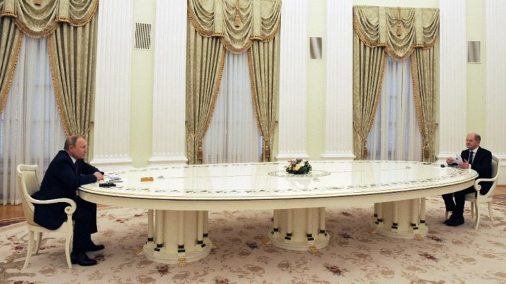 Ο Καγκελάριος Σολτς "παγώνει" τον αγωγό Nord Stream 2