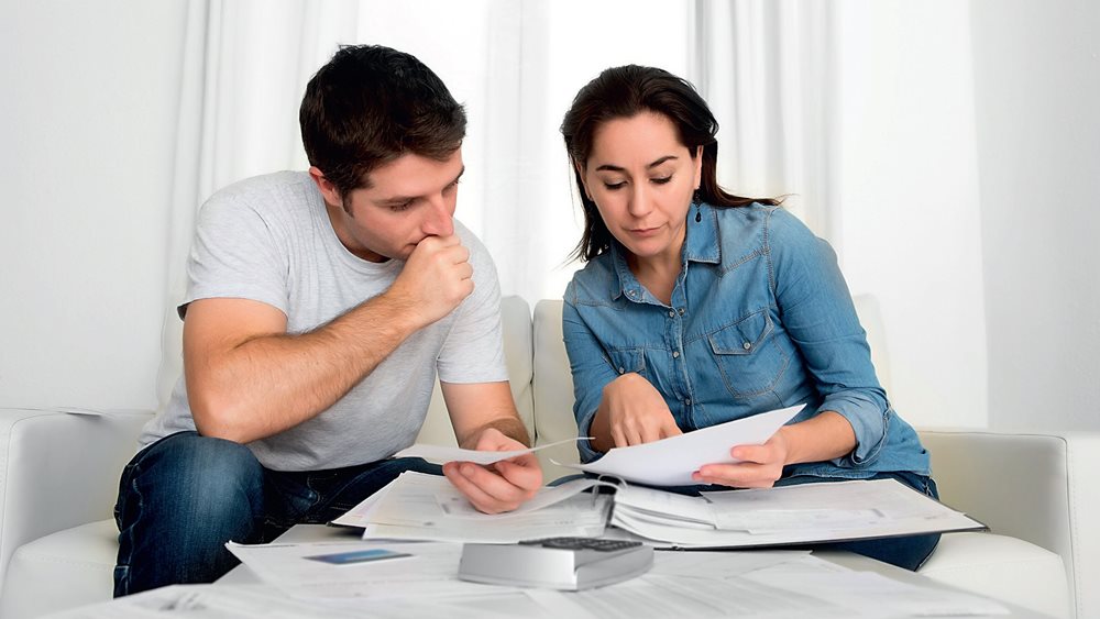 Φόροι, τέλη, χρεώσεις και ολίγον... ρεύµα