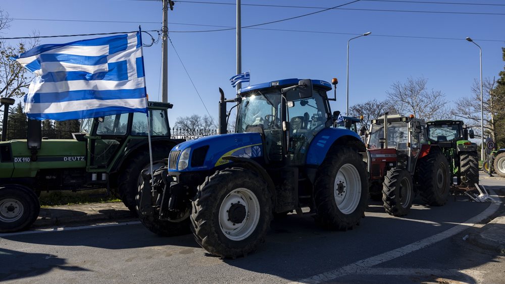 Αγρότες: Έκλεισαν επ' αόριστον την Ιόνια Οδό - Κλείνουν και παρακαμπτήριες οδούς στον Μπράλο