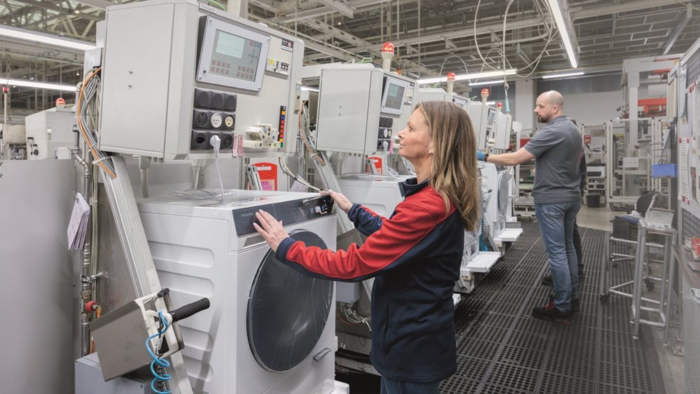 Miele: Κλείνει τα 126 χρόνια λειτουργίας - Η ιστορία πίσω από τον οικογενειακό κολοσσό που στηρίζεται στις δυνάμεις του και δε φοβάται να καινοτομεί