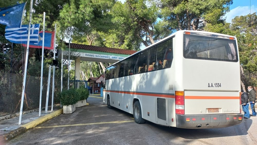 Οικογένειες από τη Σαντορίνη φιλοξενούνται από σήμερα στις κατασκηνώσεις του δήμου Αθηναίων