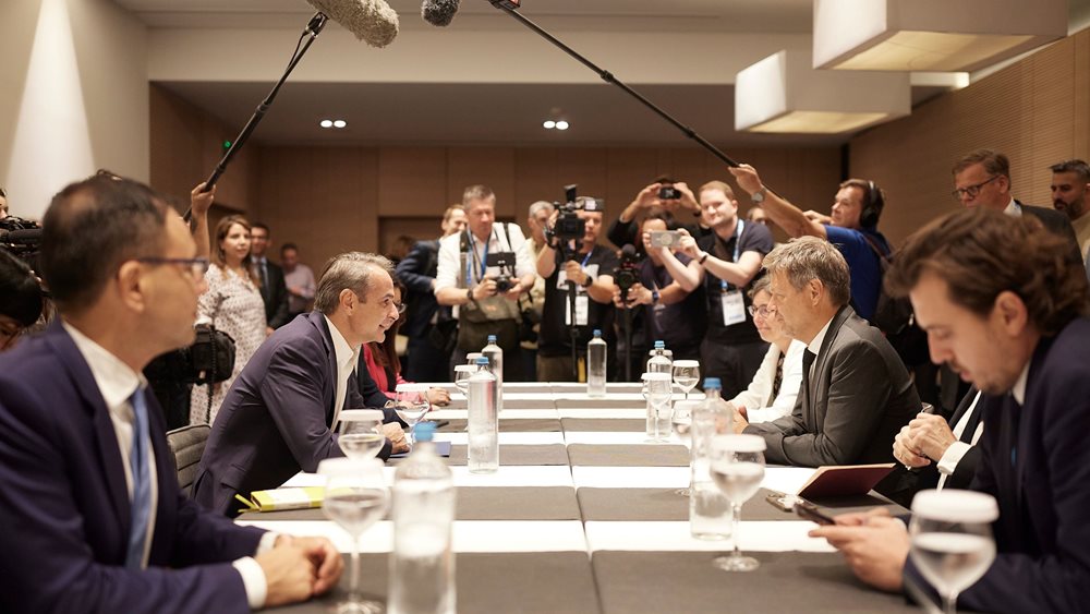 Ο Κυρ. Μητσοτάκης συναντήθηκε με τον αντικαγκελάριο της Γερμανίας Ρ. Χάμπεκ