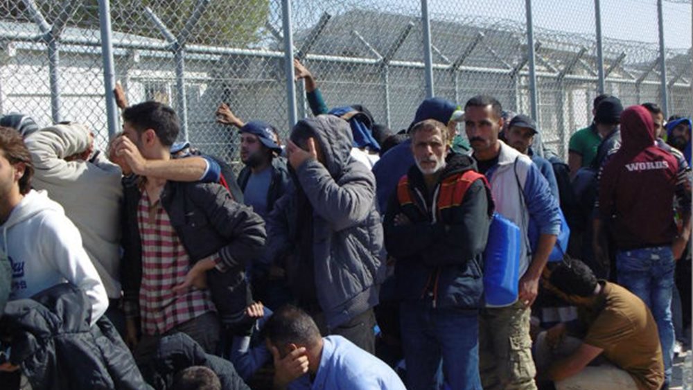 Μετανάστες απείλησαν με μαχαίρι αστυνομικούς στη Μόρια