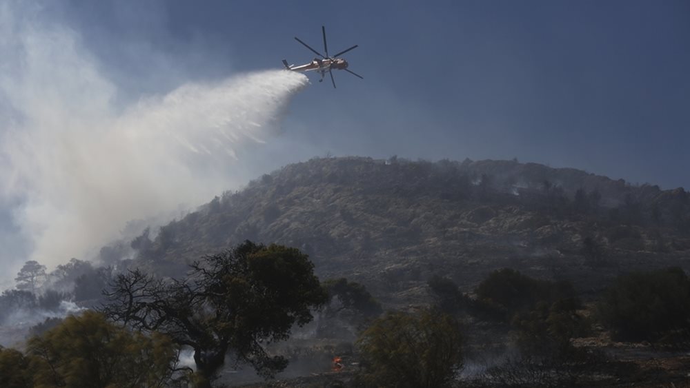 Θεσσαλονίκη: Υπό μερικό έλεγχο τέθηκε η φωτιά στο πρώην στρατόπεδο Ζιάκα