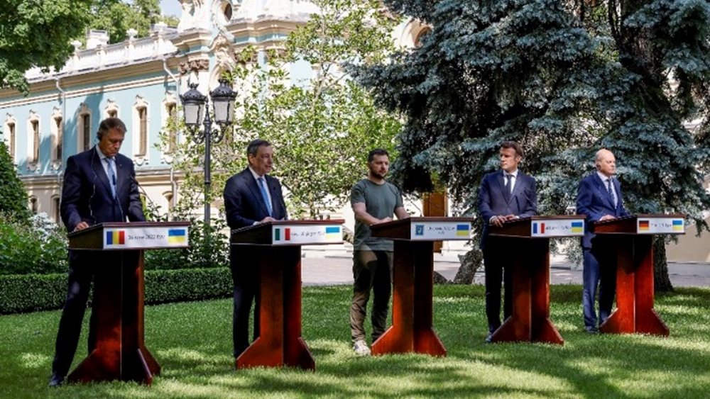 Ζελένσκι σε Σολτς: "Ευγνώμων για την αποστολή των Leopard"