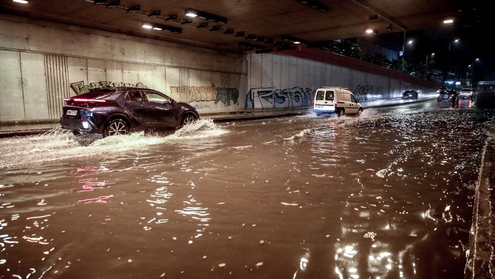 Επελαύνει η κακοκαιρία στην Αττική: Πλημμύρισαν δρόμοι, εγκλωβίστηκαν οδηγοί, φούσκωσαν Ιλισσός, Κηφισός, Ποδονίφτης