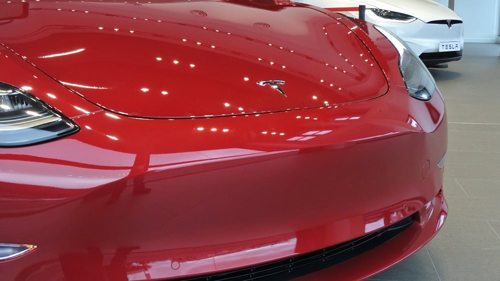 Η Tesla τρέχει με “τέρμα τα γκάζια” και... εκτινάσσει την περιουσία του Μασκ στα 100 δισ.