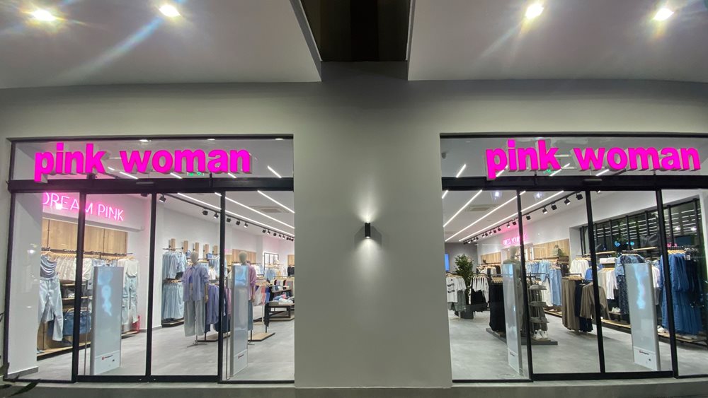 Pink woman: Ο ελληνικός όμιλος ένδυσης με πλάνο για 130 καταστήματα και αρνητικό καθαρό δανεισμό