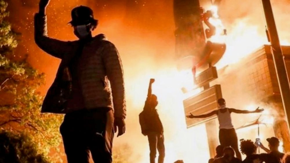 ΗΠΑ: Η οργή ξεχειλίζει, η χώρα καίγεται