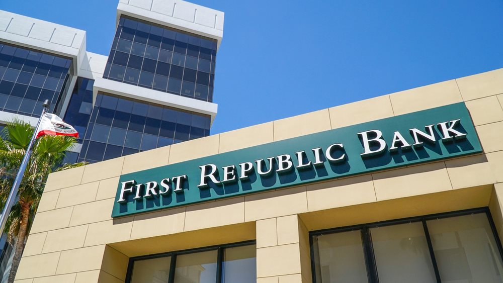 Νέα βουτιά 25% για την First Republic Bank με φόντο την απώλεια καταθέσεων $100 δισ.