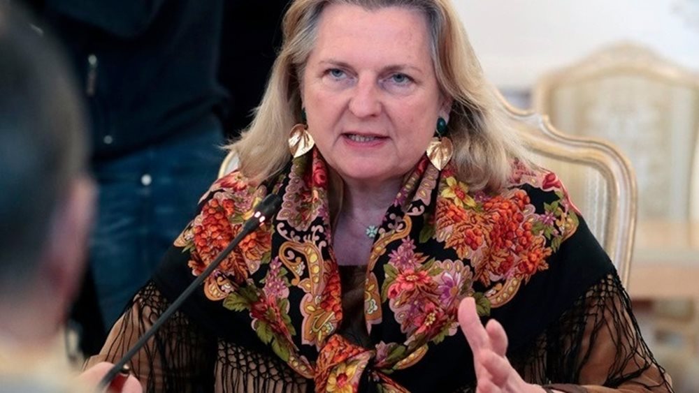 Αυστρία: Η πρώην ΥΠΕΞ Κάριν Κνάισλ, που είχε προσκαλέσει τον Πούτιν στον γάμο της, εγκαταστάθηκε στη Ρωσία