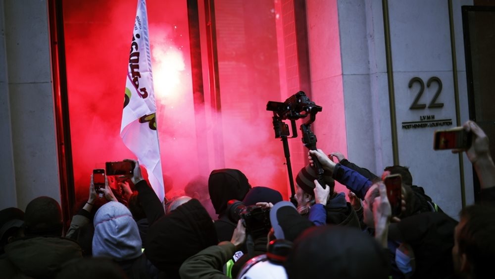Διαδηλωτές κατά του συνταξιοδοτικού Μακρόν εισέβαλαν στα κεντρικά της LVMH στο Παρίσι