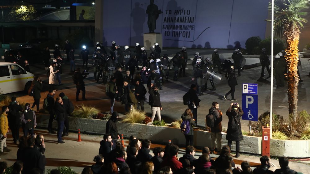 ΑΠΘ: Επεισόδια από κουκουλοφόρους μετά την εκκένωση της κατάληψης - Συμπλοκές και στην Αθήνα