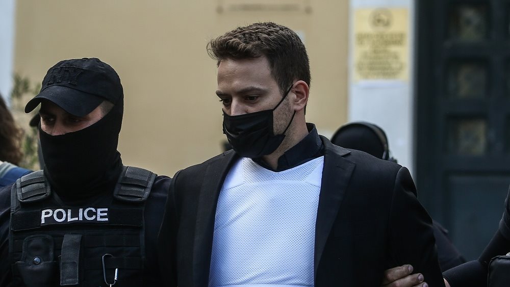 Απολογία σοκ του πιλότου: Την κρατούσα «σφιχτά» στην αγκαλιά μου «μέχρι που σταμάτησε να κουνιέται»