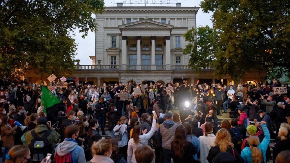 Πολωνία: Χιλιάδες άνθρωποι διαδήλωσαν κατά της σχεδόν πλήρους απαγόρευσης της άμβλωσης