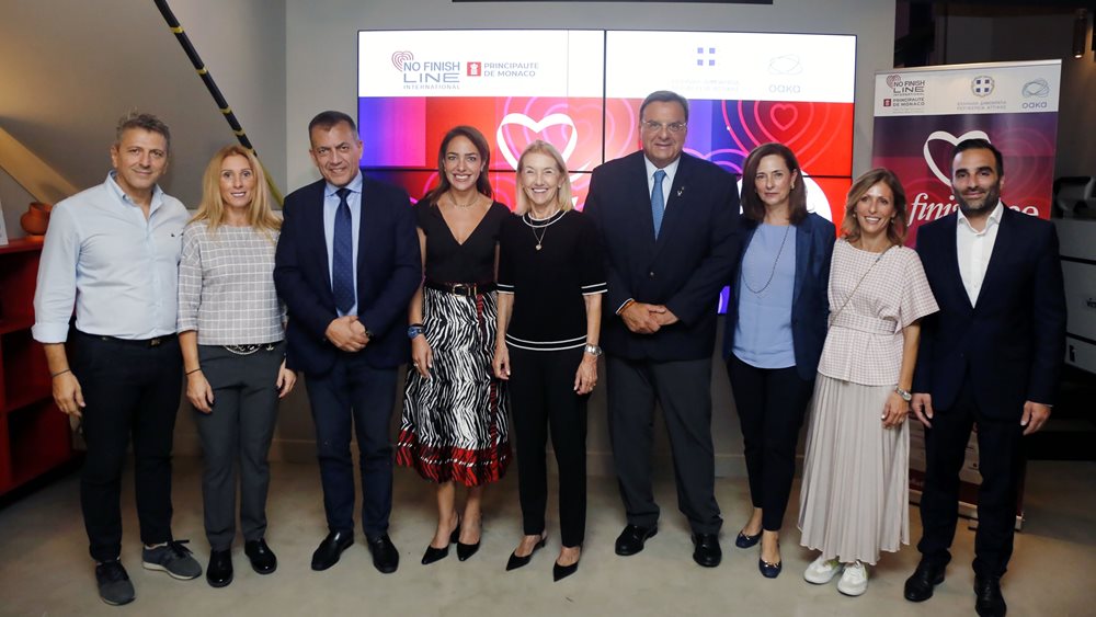 Η Εθνική Ασφαλιστική στην παράδοση της επιταγής του No Finish Line Athens, στην Ένωση «Μαζί για το Παιδί»