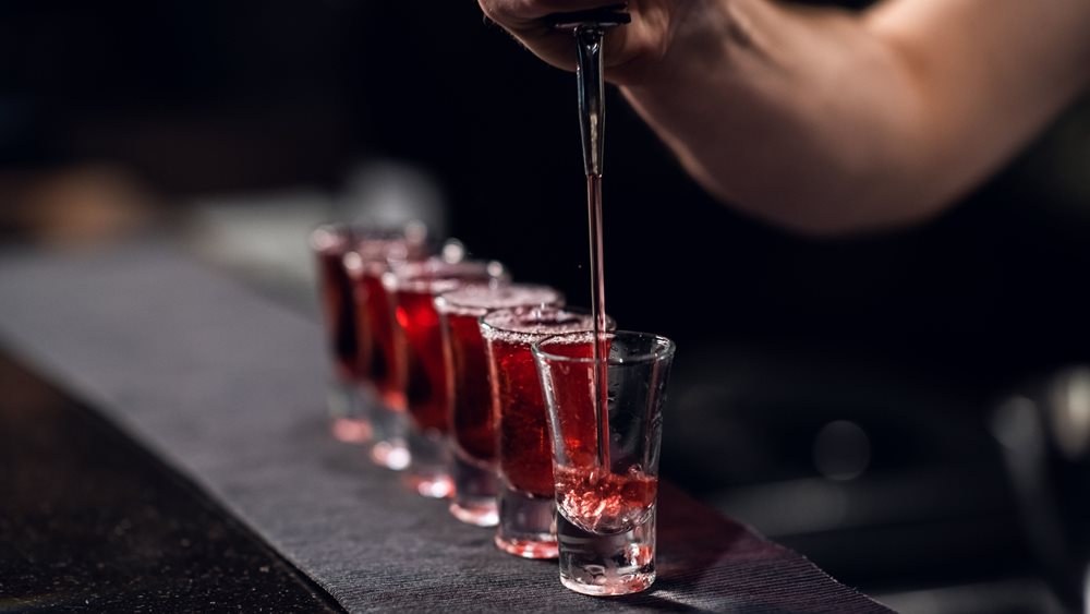 Αυξημένος ο κίνδυνος εγκεφαλικού για τους 20άρηδες και 30άρηδες που πίνουν πολύ αλκοόλ