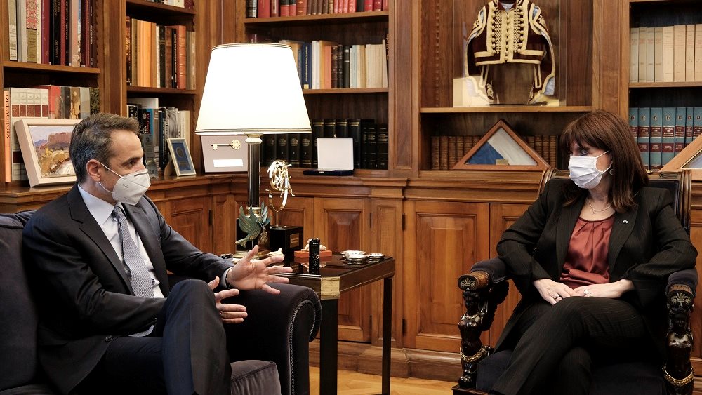 Μητσοτάκης σε Σακελλαροπούλου: Ασκούμε μεγάλη πίεση στις εταιρείες εμβολίων να τιμήσουν τα συμβόλαια τους