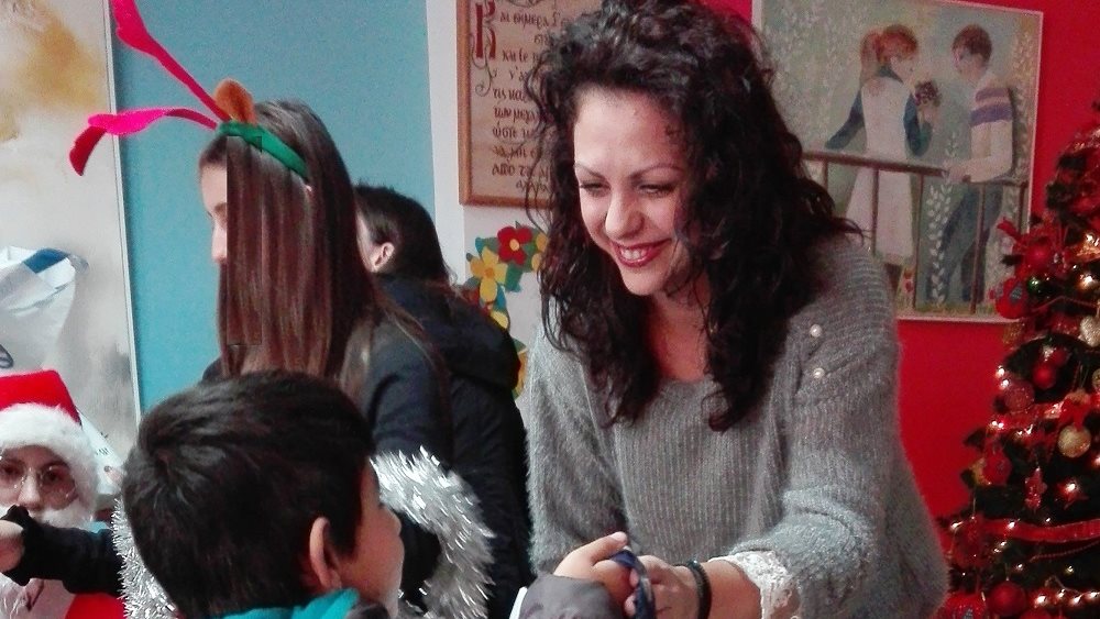 Είδη πρώτης ανάγκης σε ευάλωτες οικογένειες και εκπαιδευτικά δώρα σε παιδιά διένειμε ο Όμιλος ΕΛΠΕ