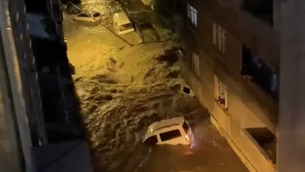 Βροχοπτώσεις ενός μήνα μέσα λίγες ώρες - Πέντε νεκροί σε Κωνσταντινούπολη και Σαράντα Εκκλησιές