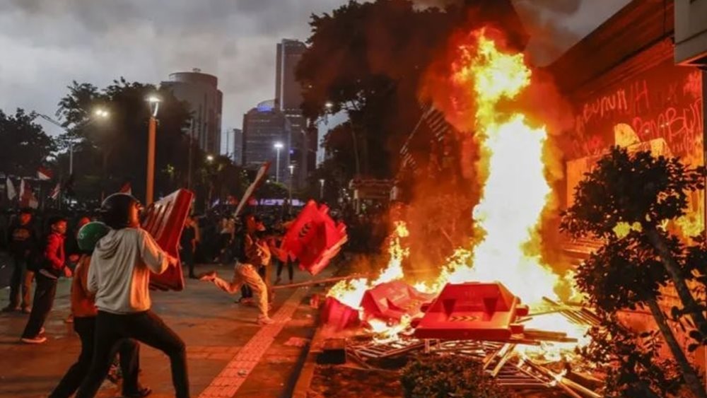 Ινδονησία: Διαδηλωτές πυρπόλησαν κτήριο περιφερειακού συμβουλίου – Τουλάχιστον τρεις νεκροί