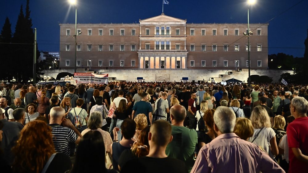 Τέμπη: Πλήθος κόσμου στη συγκέντρωση αλληλεγγύης στο Σύνταγμα για τον απεργό πείνας Πάνο Ρούτσι
