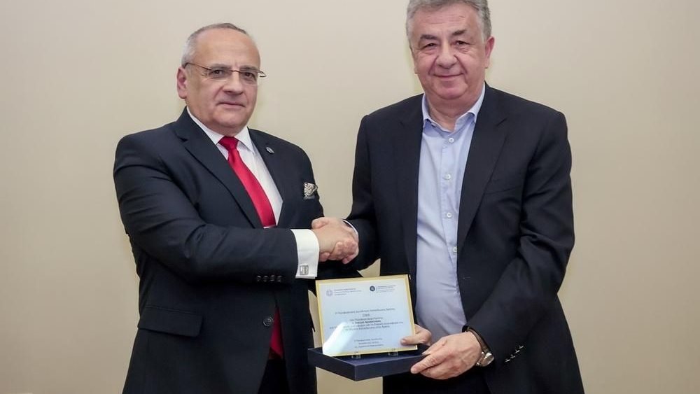 Τιμήθηκε ο Περιφερειάρχης Κρήτης για τη διαχρονική συνεισφορά στην Παιδεία
