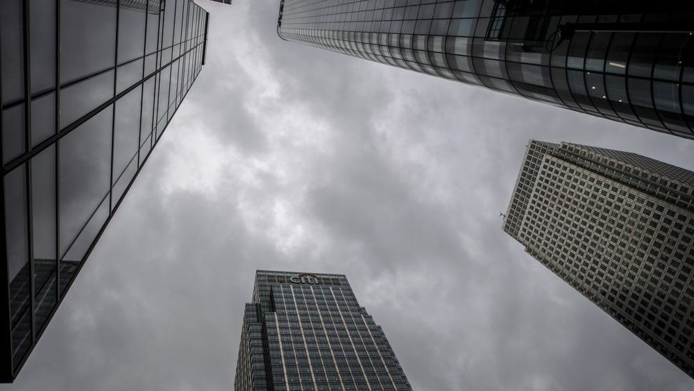 Ίσως οι τράπεζες στη Βρετανία να μην ανησυχούν πραγματικά για το Brexit