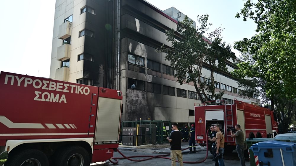Υπό έλεγχο η φωτιά στο νοσοκομείο Metropolitan στον Χολαργό