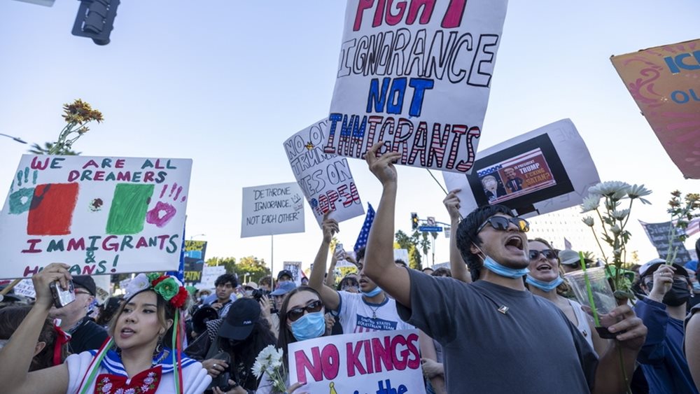 Η πολιτική εργαλειοποίηση της μετανάστευσης υπονομεύει τη δημοκρατία
