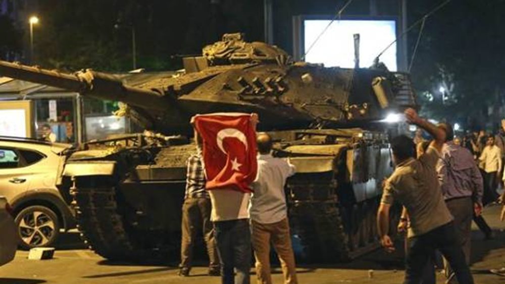 Τούρκοι στρατιώτες παραδίδονται σε οπαδούς του Erdogan