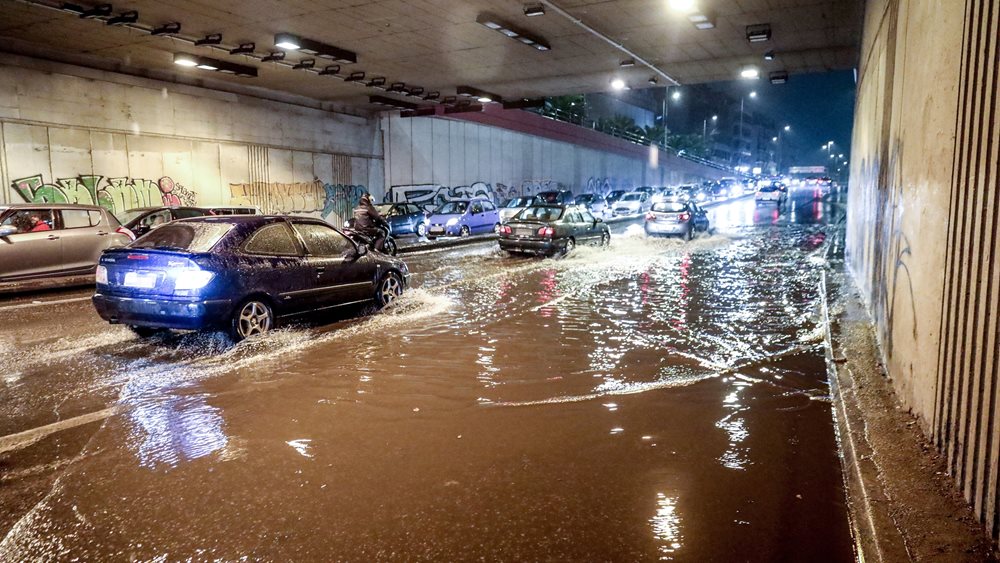 Η κακοκαιρία Byron &quot;σφυροκοπά&quot; την Αττική - Πλημμύρες σε Μέγαρα, Νέα Πέραμο και Μάνδρα, μπαράζ μηνυμάτων του 112