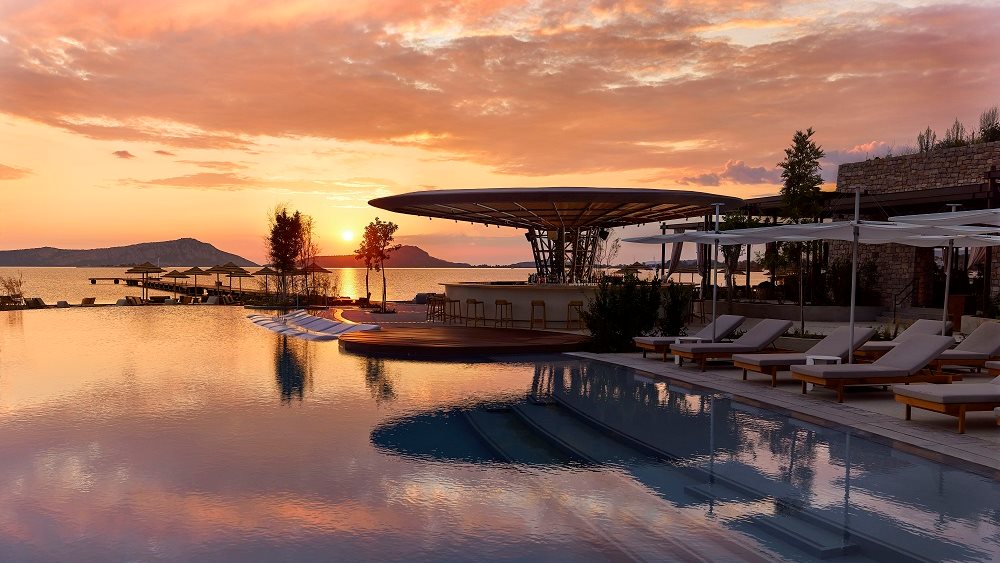 Το W Costa Navarino υποδέχεται τους πρώτους επισκέπτες