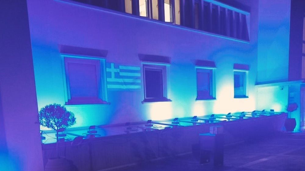 Κύπρος: Μεσίστιες οι σημαίες στο κτίριο της Βουλής των Αντιπροσώπων για την τραγωδία στα Τέμπη