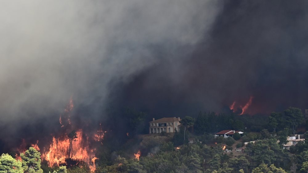 Χανιά: Σε μερικό έλεγχο η φωτιά στα Τεμένια Ανατολικού Σελίνου