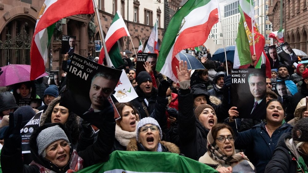 Ιράν: Το καθεστώς ισχυρίζεται ότι "ελέγχει πλήρως" την κατάσταση - Ο Τραμπ εξετάζει πλήγματα, αναφορές για πάνω από 1.000 νεκρούς