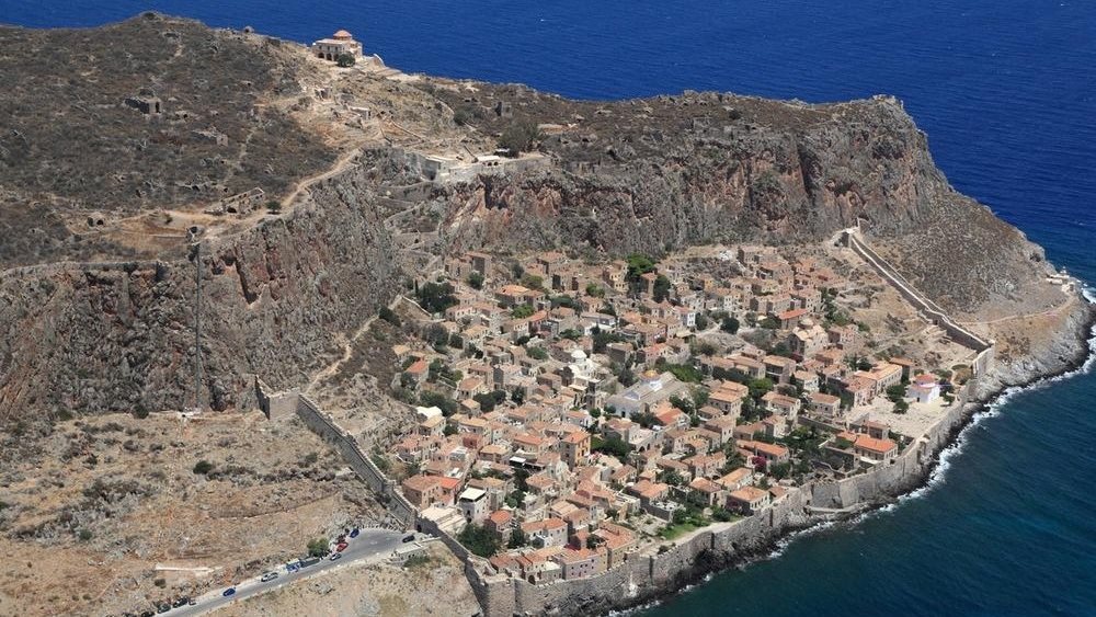 ΥΠΠΟ: Εγκατάσταση εναέριου αναβατορίου και διαμόρφωση διαδρομών περιήγησης στην Άνω Πόλη της Μονεμβασιάς
