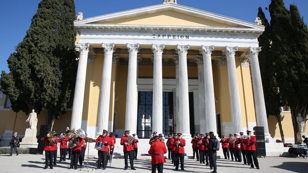 Με κάλαντα και μελωδίες &quot;ζεσταίνουν&quot; τα Χριστούγεννα οι φιλαρμονικές των δήμων